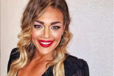 (FOTO) Sa dekoltea Sandre Perković nećete moći da skinete pogled!