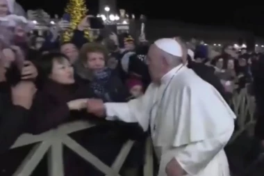 (VIDEO) Ovaj video ćete vrteti na REPEAT: Papa se naljutio i mlatnuo ženu po ruci