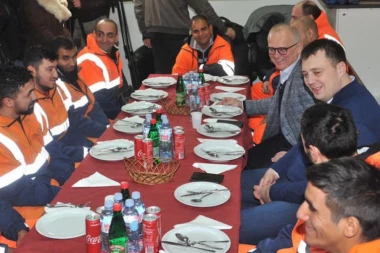 (FOTO) Vesić za novogodišnje veče delio trpezu sa radnicima Gradske čistoće