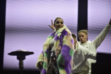 (FOTO) Maja Berović zapalila Beograđane kod Skupštine