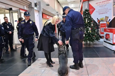 Sekretarka MUP za novogodišnje veče sa graničnom policijom na aerodromu