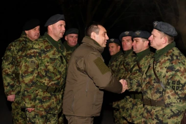 (FOTO) Vulin sa vojnicima za Novu godinu