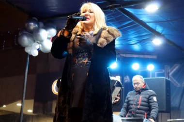 (FOTO) Na trgu u Jagodini novu 2020. dočekalo 2.500 građana