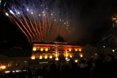 (FOTO) Uz spektakularan vatromet i Bajagu Novosađani dočekali Novu godinu