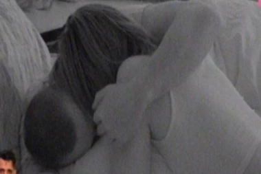 (FOTO) Mina Vrbaški plakala kao kiša zbog Tomovićeve diskvalifikacije, nakon toga završila u krevetu sa njegovim smrtnim neprijateljem!