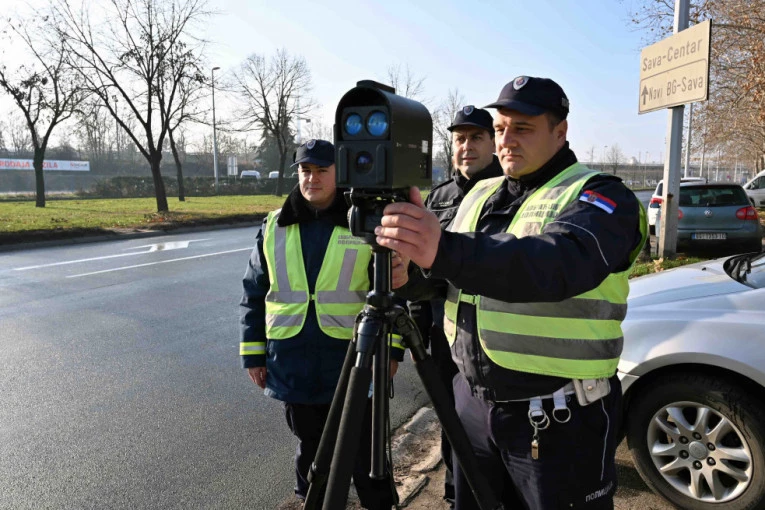 TRI U JEDAN! Policija zaustavila vozača zbog prekoračenja brzine, a onda UTVDRILA JOŠ DVA PREKRŠAJA!