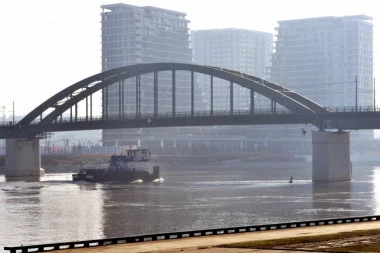 BRZOM REAKCIJOM POLICIJE SPREČENO SAMOUBISTVO: Žena (45) pokušala da skoči u ledenu reku sa Savskog mosta