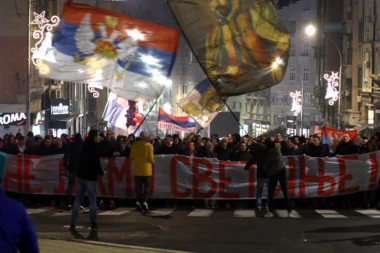 DELIJE POSLALE JASNU PORUKU! Spalili zastavu Crne Gore vatrometom na sred Knez Mihailove