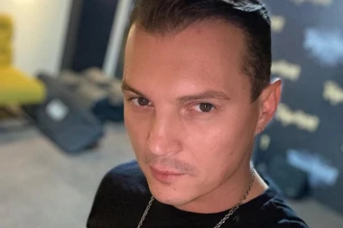 (VIDEO) Jedinstvena novogodišnja čestitka: Ovako nešto niste mogli da čujete od jednog pevača!