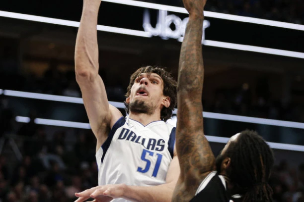 Bobi u problemu: Dalas doveo poznatog centra!