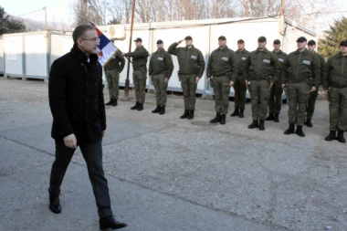 (FOTO) Stefanović sa pripadnicima MUP-a: Evo šta je rekao o potrazi za Malčanskim Berberinom!