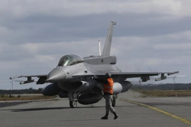 (FOTO) Tenzija na vrhuncu: Iran rasporedio borbene avione F-14 na svoje granice!