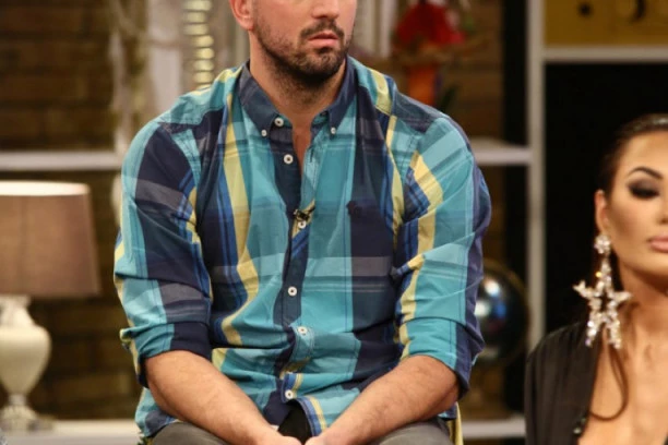 (VIDEO) ISPLIVAO ŠOK SNIMAK! Vladimir Tomović joj zavukao ruku DOLE, pa joj šapnuo OVO!