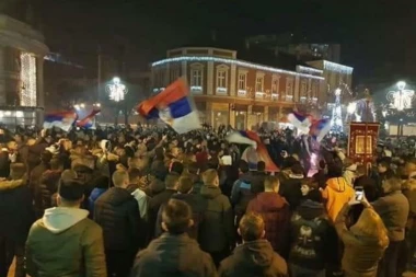 (VIDEO) Smederevo zagrmelo: Milo, lopove, ne damo ti svetinje! Pogledajte koliko se ljudi okupilo i reklo "ne" otimačini SPC!