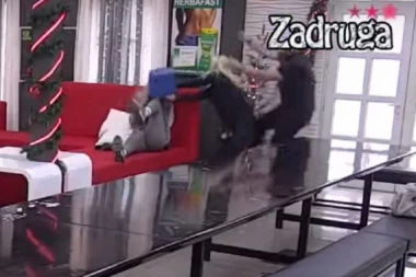 (VIDEO) Gađala ga tiganjem i napala: Žestoka tuča Ermine i Mensura!