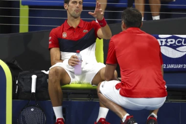 (FOTO) Novak besneo, psovao publiku, bacao reket!