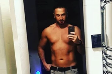 (FOTO) BEZ NJE NE MOŽE: Edis Fetić uslikan u Novom Pazaru, razvukao osmeh od uva do uva a u krilu mu sedi ONA!