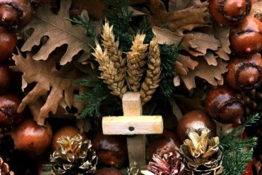 ZAŠTO SE BADNJAK NIJE DIRAO GOLIM RUKAMA? Neobični srpski običaji za Božić, etnolog sve objasnio