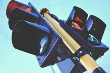 Poznato je kako funkcionišu KAMERE za kontrolu saobraćaja: Možete da ostanete bez dozvole zbog prolaska na žuto!