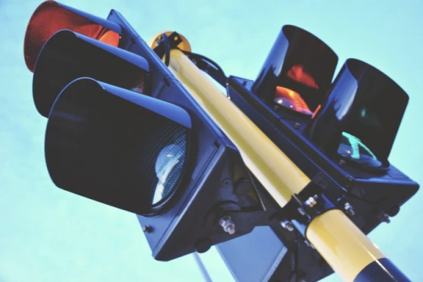 USKORO DOBIJAMO I ČETVRTO SVETLO NA SEMAFORU: Kako će vozači morati da se ponašaju kada zasvetli