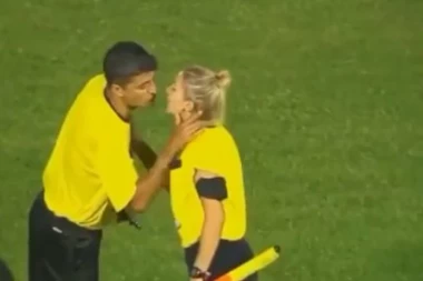 (VIDEO) Završili sudijski posao, pa se ljubili na sred terena