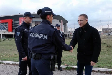 (FOTO) Stefanović obišao policijsku patrolu: Ponosan sam, ovi ljudi neumorno štite bezbednost građana!