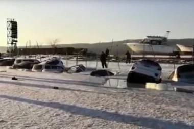 (VIDEO) Jedva izvukli živu glavu: Trideset automobila propalo kroz led