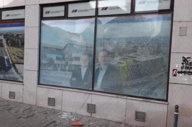 MRZITELJI RUŠE I NA BADNJI DAN: Razbijena stakla na mesnim odborima SNS u Novom Sadu
