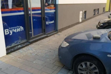 NA METI VANDALA: Uništene prostorije SNS u Bloku 61 (FOTO)