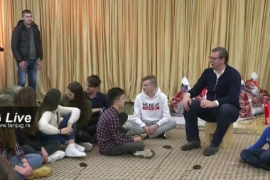 Vučić podelio paketiće srpskoj deci iz Hrvatske