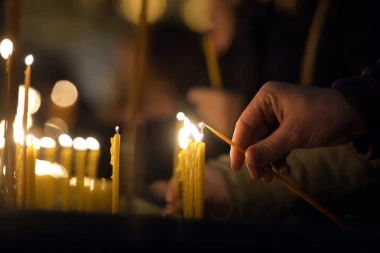 MNOGI PRAVE VELIKU GREŠKU! Evo kako se pravilno pale sveće u crkvi i šta se pritom izgovara! PROTOJEREJ OTKRIVA SVE NEDOUMICE!