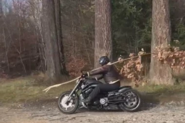 (VIDEO) PRAVI SRBENDA NA HARLIJU! Prošle godine išao ferarijem, a ove motorom po badnjak!