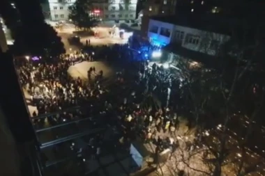 (VIDEO) BADNJE VEČE U BUJANOVCU: Pogledajte kako su vernici obeležili veliki praznik