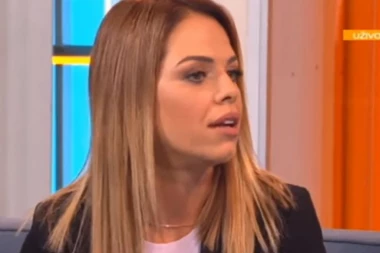 (FOTO) BARA ZNOJA ISPOD PAZUHA: Naša voditeljka mokra vodila program, neprijatno za gledanje!