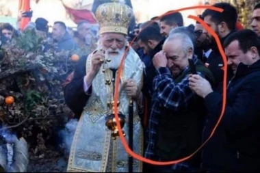 BUDI BOG S NJIMA: Miraševi "vernici" se krste levom rukom?!