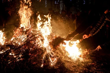 ZAPALJEN BADNJAK ISPRED HRAMA SVETOG SAVE! Hrizostom poručio vernicima: Odagnajmo nevolje od sebe, Bog je uz nas
