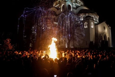 Iskre svetog hrasta "okitile" Beograd: Paljenje badnjaka ispred hrama Svetog Save