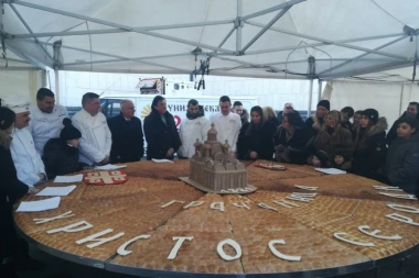 (FOTO) Građani lome česnicu sa gradonačelnikom i patrijarhom