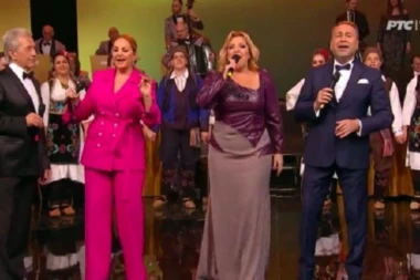 (FOTO) Niko do sada nije video Snežanu Đurišić u ovakvom izdanju: Pevačica u toku nastupa pokazala nabrekle bradavice!