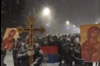 O OVOJ FOTOGRAFIJI SA ŽABLJAKA PRIČA CEO REGION: Evo ko je čovek koji je nosio krst po mećavi!