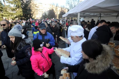 Božić proslavljen širom Srbije: Deca našla 33 dukata u česnici