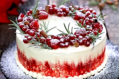 (VIDEO) Prelepa zimska torta: Šlag, maline, ribizle i grančice ruzmarina - savršen spoj ukusa i dekoracije!
