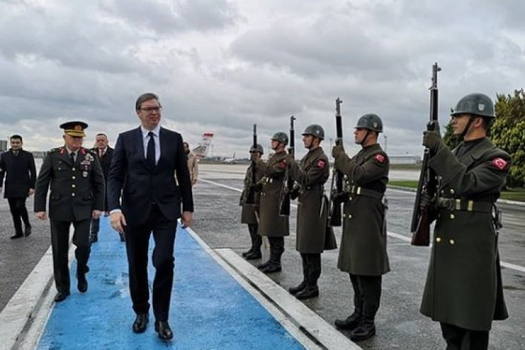 (FOTO, VIDEO) Vučić stigao u Istanbul: Na aerodromu ga sačekala počasna garda, njegov potez oduševio sve prisutne!
