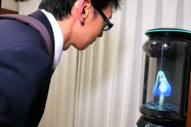 (VIDEO) Danas majko ženiš svoga sina, al za HOLOGRAM! Japanac je prešao igricu čovečanstva - stavio je prsten na ruku digitalnoj ženi