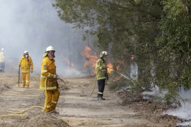 MISLILI SMO DA NE MOŽE GORE: Snažan vetar u Australiji spojio dva požara u jedan veličine 4 NJUJORKA!