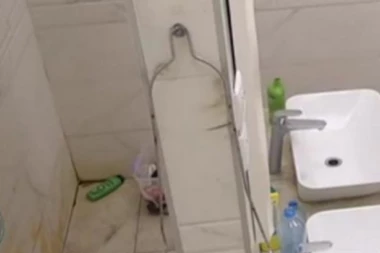 (FOTO) Sve se skidaju gole pred kamerama sem NJE: Evo ko je zadrugarka koja se jedina kupa u kupaćem kostimu!