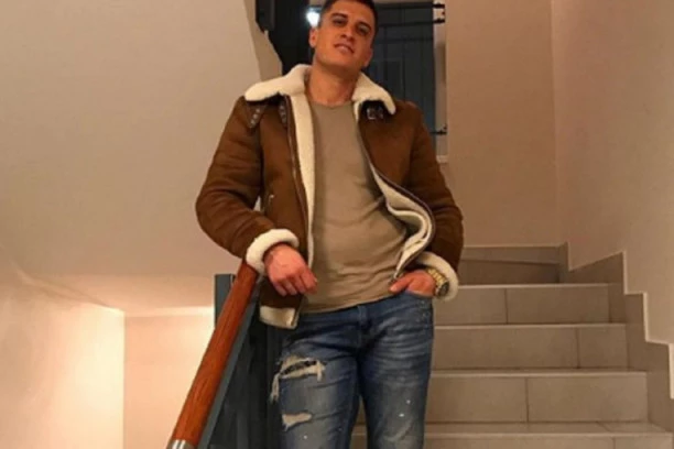 (FOTO) PROCURELA FOTOGRAFIJA DAVIDA DRAGOJEVIĆA SA GOLIM MUŠKARCEM!  Ne gubi vreme posle raskida sa Anom Korać!
