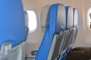 Zašto su avionska sedišta uvek plave boje?