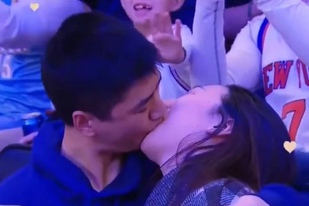 (VIDEO) Izvadio joj krajnike: Poljubac koji je zgrozio sve ljude na utakmici