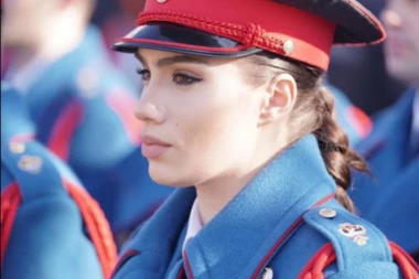 Kad te ova lepota brani, Republiko Srpska ti si na pravoj strani: Ona je "ukrala šou" na defileu u Banjaluci!